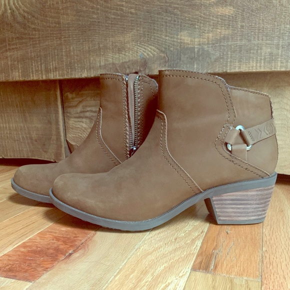 teva waterproof ankle boots